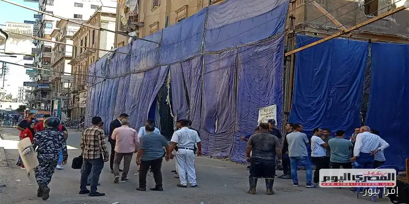 جهات التحقيق تبدأ فحص موقع عقار المنصورة المنهار بعد إصابة عاملين ووجود شخص آخر تحت الأنقاض