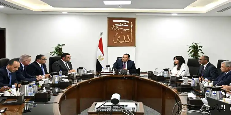 رئيس الوزراء يراقب تقدم مشروعات تحلية مياه البحر ويستعرض الإجراءات التنفيذية