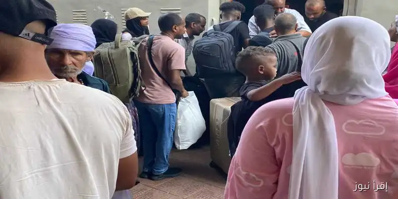 مئات السودانيين يتجمعون في محطة مصر استعدادًا لانطلاق القطار السابع للعودة الطوعية – شاهد الصور!